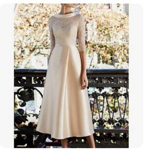 A-Line Mother of the Bride Dress Elegant Jewel Neck Knee Length Lace Satin